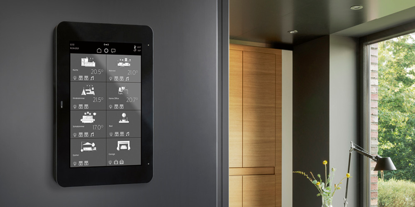 JUNG Smart Panel 8 bei Hofmann Elektrotechnik und Gebäudeservice in Neuhütten