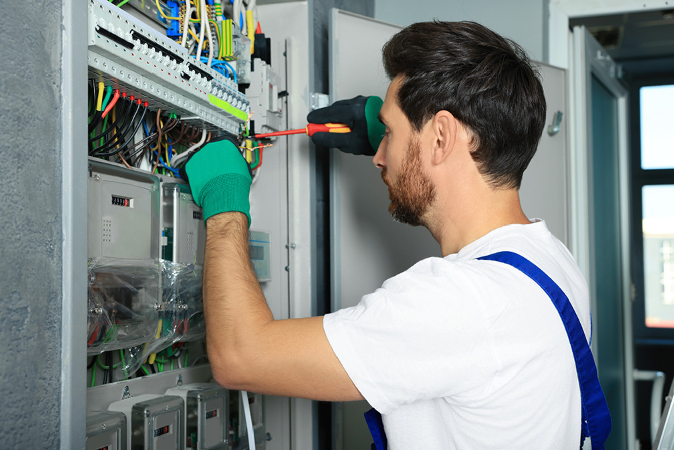 Nieder­spannungs­anlagen bei Hofmann Elektrotechnik und Gebäudeservice in Neuhütten